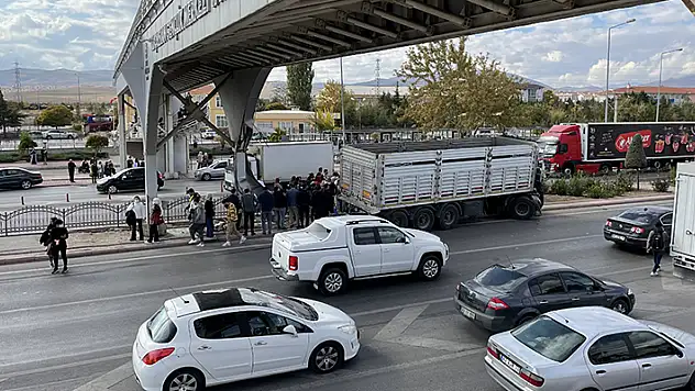 Konya'da kontrolden çıkan tır üst geçide çarptı
