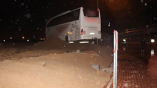 Konya'da kontrolden çıkan yolcu otobüsü kavşaktaki toprağa saplandı