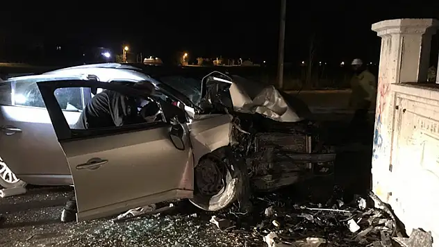 Konya'da kontrolden çıkıp duvara çarpan otomobilin sürücüsü hayatını kaybetti
