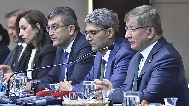 Konya'da konuşan Davutoğlu, partisinin Suriyeli kurucusunun 'Suriyelilerin Suriye'ye gönderilmesi, Suriye'nin demografik yapısını bozar' dediğine inanamadı