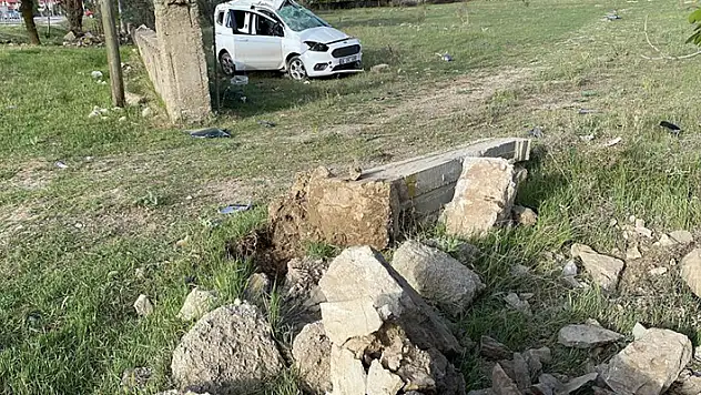 Konya'da köpeğe çarpan hafif ticari araç takla attı: 1 yaralı
