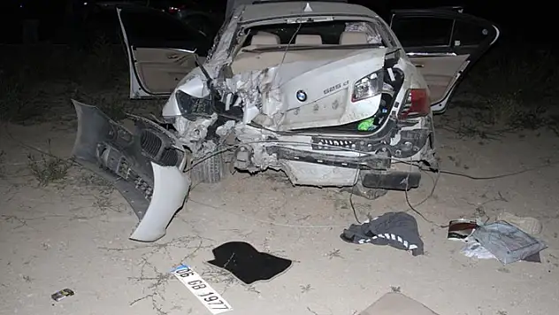 Konya'da köpeğe çarpmamak için manevra yapınca elektrik direğine çarpıp takla attı: 2 yaralı
