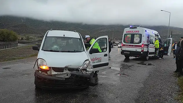 Konya'da köprü korkuluklarına çarpan aracın sürücüsü yaralandı

