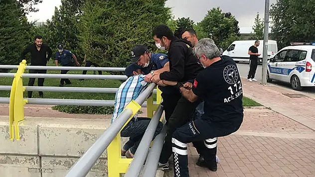 Konya'da köprüye çıkan kişi 'Çocuğumu göremiyorum' diyerek atlamaya kalktı