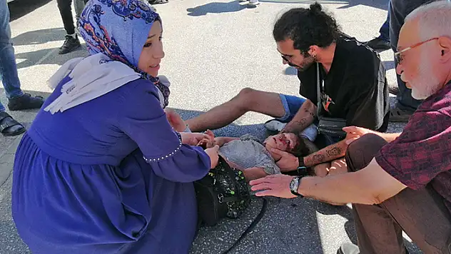 Konya'da korku dolu anlar! 5 yaşındaki Zeynep'i, altında kaldığı otomobili kaldırarak kurtardılar

