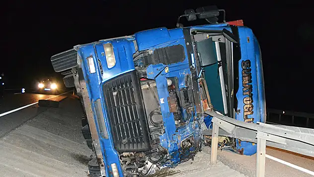 Konya'da korkunç kaza! Bariyerler devrilen tırın kabinine ok gibi saplandı: 2 ölü