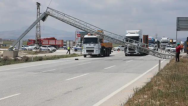 Konya'da korkunç kaza! Damperi açılan tırın çarptığı EDS direği seyir halindeki minibüsün üzerine devrildi
