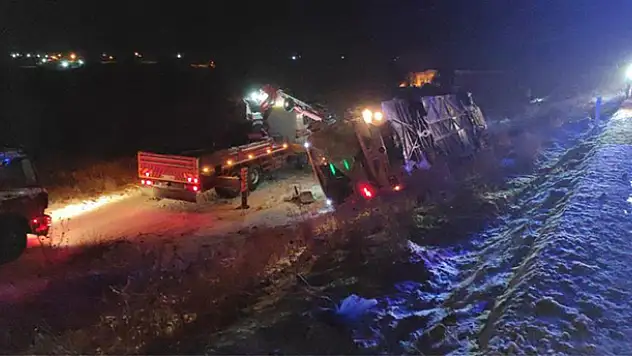 Konya'da korkunç kaza! Otobüs, tır ve bir otomobilin karıştığı kazada 5 kişi öldü, 35 kişi yaralandı