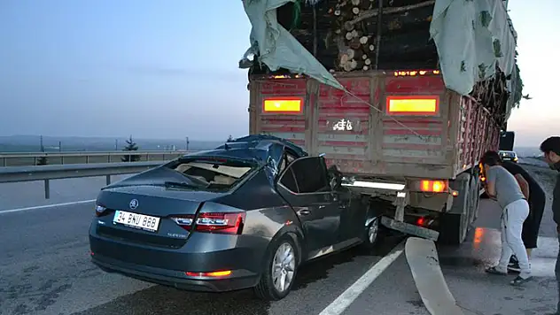 Konya'da korkunç kaza: Otomobil, tırın dorsesinin altına girdi
