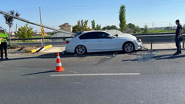 Konya'da korkunç manzara! Refüjdeki korkuluklara çarpan otomobildeki 3 kişi yaralandı
