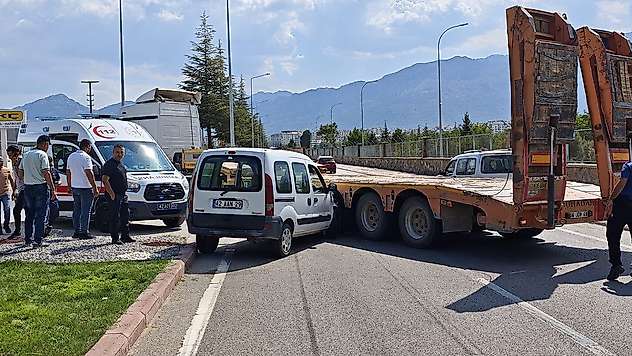 Konya'da korkutan kaza! Çekici ile hafif ticari araç çarpıştı