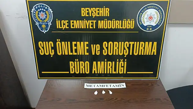 Konya'da kovalamaca sonucu yakalanan şüphelinin kaçarken attığı poşetlerden uyuşturucu çıktı!