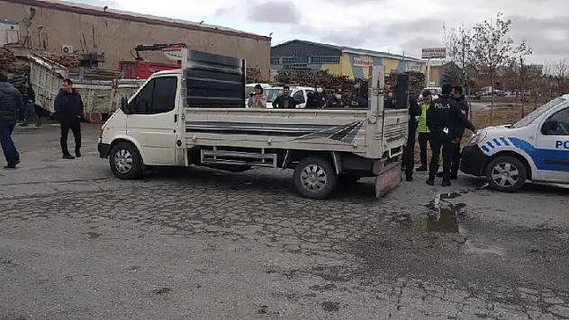 Konya'da kovalamacada polis aracına çarpan şüpheli, aracı bozulunca yakalandı
