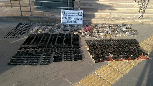 Konya'da kovalamacayla yakalanan şüphelinin aracında 140 ruhsatsız tabanca bulundu
