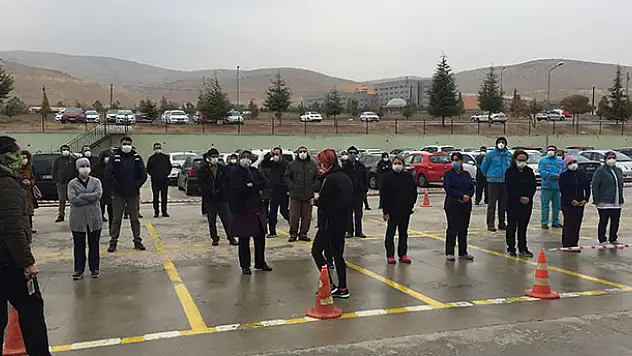 Konya'da Kovid-19 nedeniyle yaşamını yitiren hemşire son yolculuğuna uğurlandı