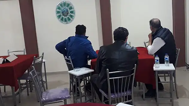 Konya'da, Kovid-19 tedbirlerine uymayan iki kahvehanedeki 14 kişiye ceza kesildi