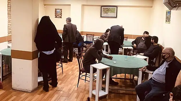 Konya'da, Kovid-19 tedbirlerine uymayan iki kahvehanede 39 kişiye işlem yapıldı
