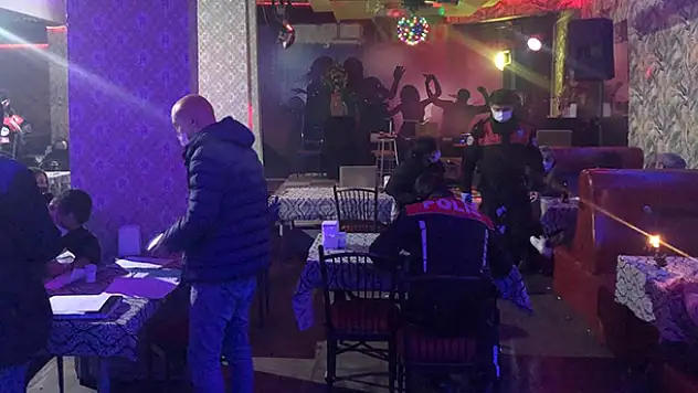 Konya'da Kovid-19 tedbirlerine uymayıp eğlence mekanına giden 21 kişiye ceza uygulandı