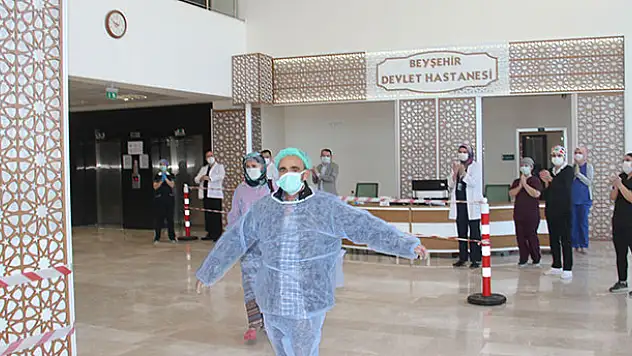 Konya'da Kovid-19'u yenen 5 hasta alkışlarla taburcu edildi