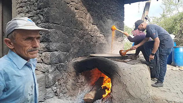 Konya'da köy ocağında imeceyle pekmez yapılmaya devam ediliyor
