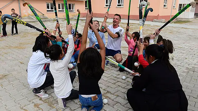 Konya'da köy okulundaki öğrencilerin hokey merakı