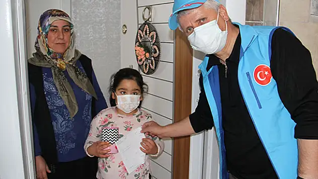 Konya'da küçük Bahar kumbarasındaki harçlıkla milli dayanışma kampanyasına destek verdi