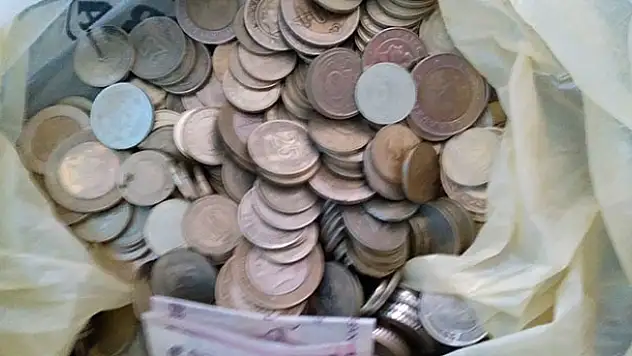 Konya'da küçük çocuk kumbarasındaki parayı ihtiyaç sahiplerine bağışladı