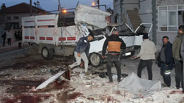Konya'da küçükbaş hayvan yüklü kamyonetin devrildiği kazada 2 kişi öldü