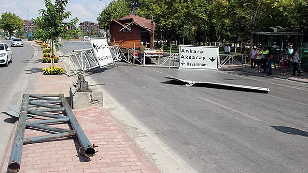 Konya'da kulübe yüklü vincin devirdiği tabela direği faciaya yol açıyordu
