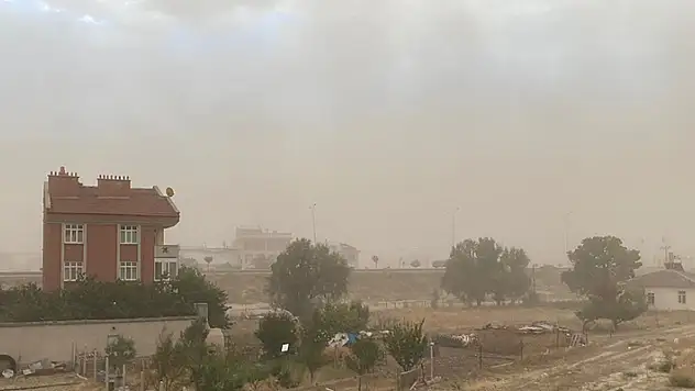 Konya'da kum fırtınası hayatı olumsuz etkiledi
