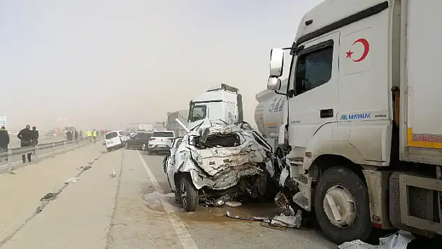 Konya'da 'kum fırtınası' kazası: 8 araç birbirine girdi