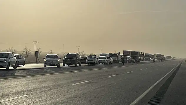 Konya'da kum fırtınası nedeniyle meydana gelen zincirleme trafik kazasında 7 kişi yaralandı