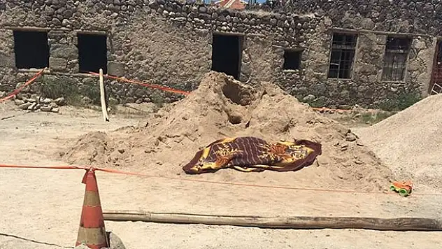 Konya'da kum yığınının altında kalan çocuk can verdi