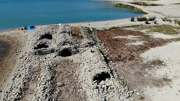 Konya'da kuraklığın etkisiyle sular çekilince ortaya çıkan Altınapa Hanı bütün olumsuzluklara rağmen ayakta