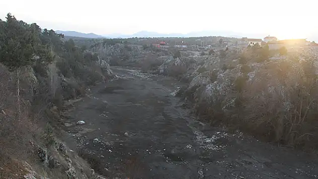 Konya'da kuraklık nedeniyle bir dere daha kurudu! Beyşehir Gölü'nü besleyen dereler kar yağışı bekliyor