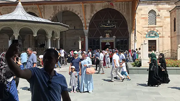 Konya'da kurban bayramı...Mevlana Müzesi'nde ziyaretçi yoğunluğu yaşanıyor