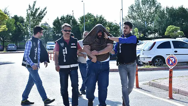 Konya'da kurbanlık satıcılarının 2,5 milyon lirasını dolandırdıkları iddiasıyla 3 zanlı yakalandı
