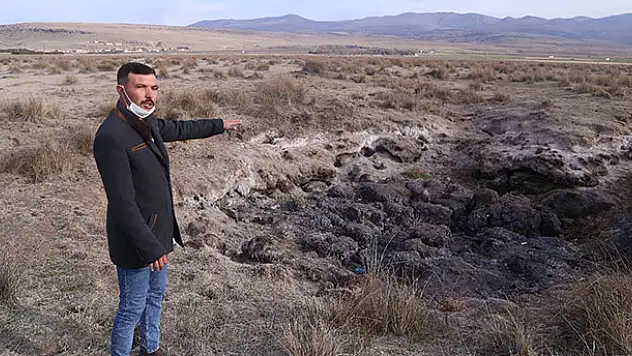 Konya'da kuruyan göl yatağındaki yanan toprak şaşırtıyor