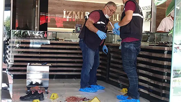 Konya'da kuyumcu, dükkanına gelen silahlı iki soyguncuyu etkisiz hale getirerek polise teslim etti