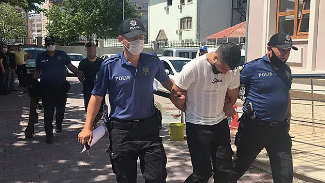 Konya'da kuyumcunun aracından para çalan 2 şüpheli, kadın kıyafetiyle yakalandı