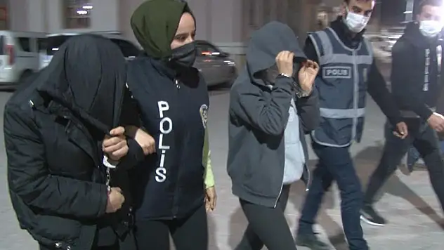 Konya'da kuyumcuyu gece yarısı duvarı delerek soymuşlardı! Polis yürüyüşünden belirleyerek yakaladı