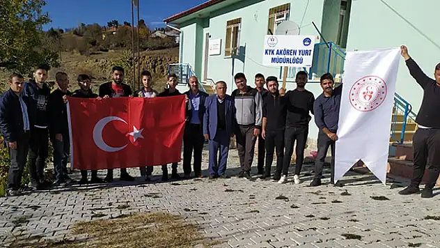 Konya'da KYK öğrencileri sağlık ocağını boyadı