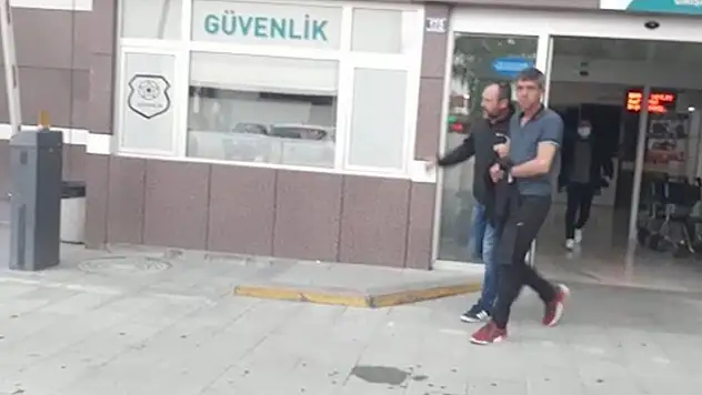 Konya'da lastiğe hava basma bahanesi ile mazgal çalan hırsız yakalandı