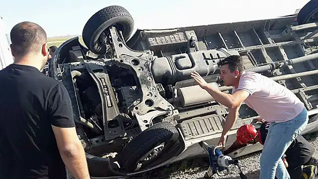 Konya'da lastiği patlayan kamyonet devrildi: 1 yaralı