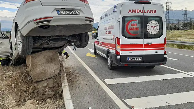 Konya'da lastiği patlayan otomobil aydınlatma direğine çarptı: 6 yaralı

