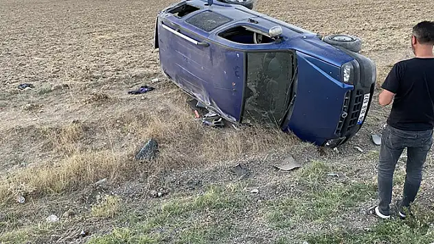 Konya'da lastiği patlayan otomobilin takla attığı kazada 3 kişi yaralandı
