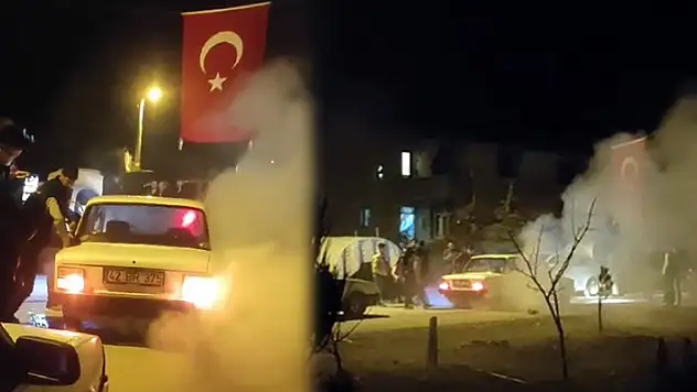 Konya'da lastik yakmalı asker eğlencesi! 