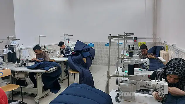 Konya'da lise öğrencileri depremzedeler için uyku tulumu dikiyor
