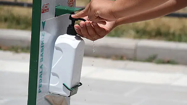 Konya'da lise öğrencileri Kovid-19'a karşı ayak pedallı dezenfektan makinesi üretiyor
