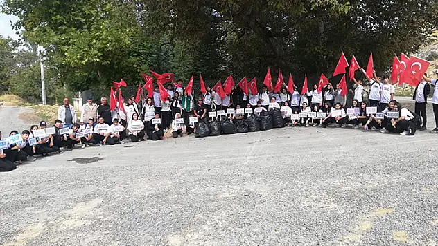 Konya'da lise öğrencilerinden örnek davranış! İlçede çöp topladılar 